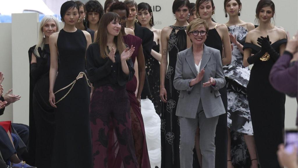 Isabel Sanchis y Paula Maiques con las modelos, tras una pasarela entre luz y emoción.