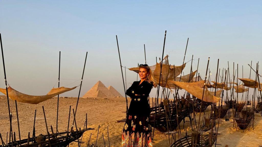 La comisaria de arte en uno de sus proyectos en Egipto.