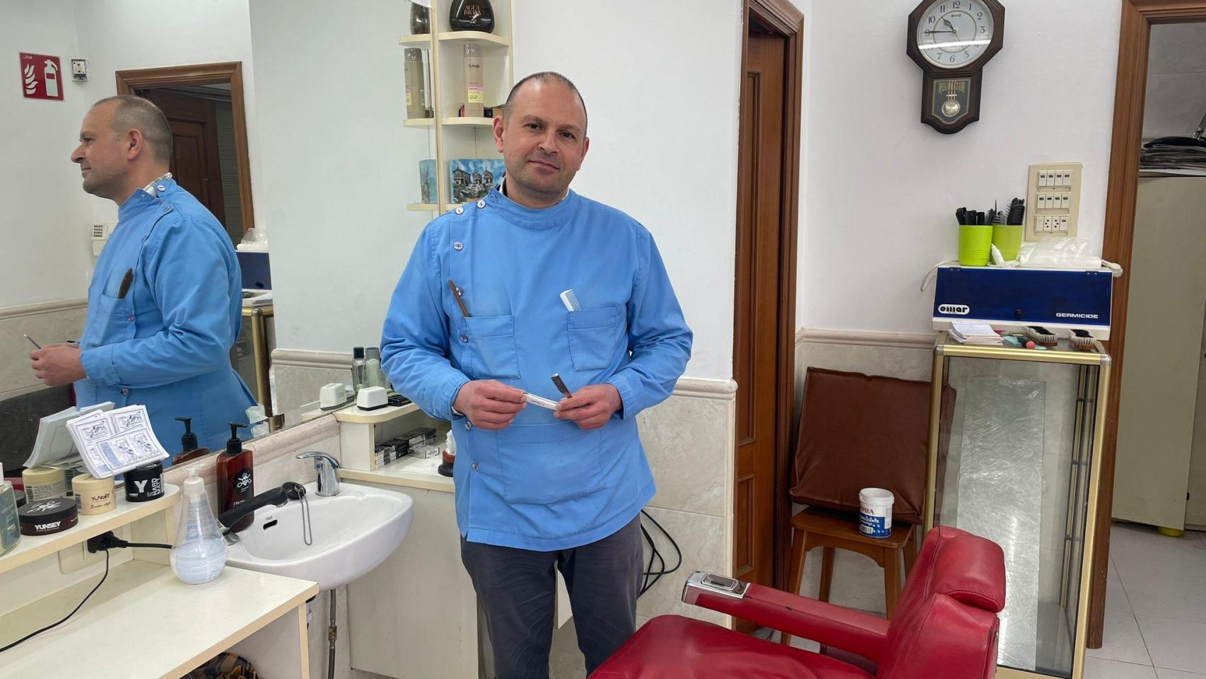 Juan, barbero en Pi y Margall (Vigo).
