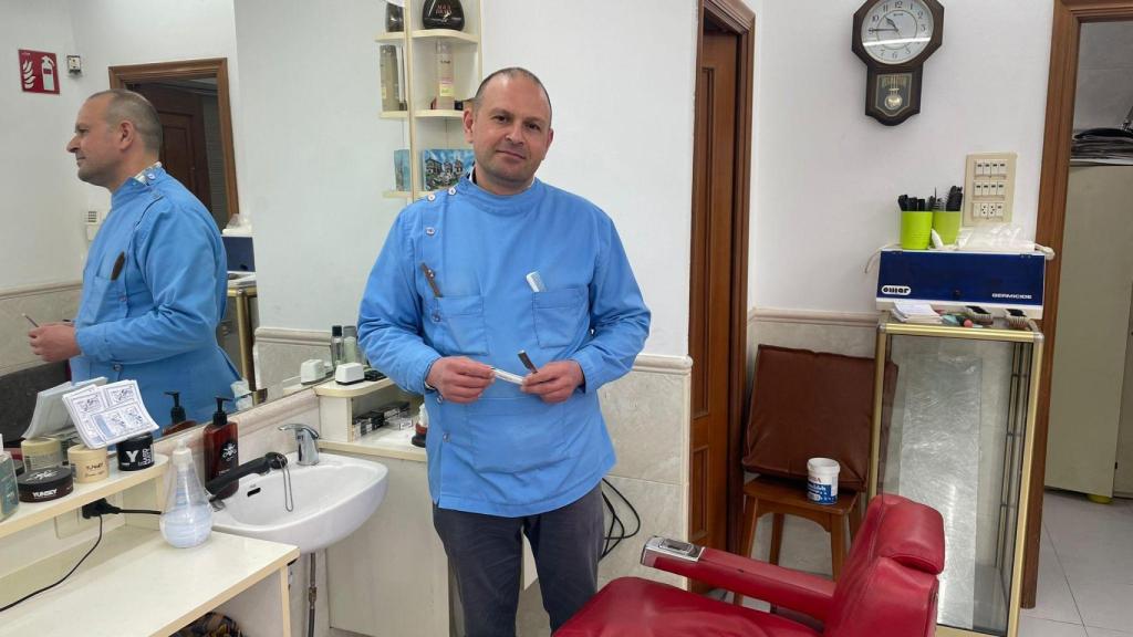 Juan, barbero en Pi y Margall (Vigo).
