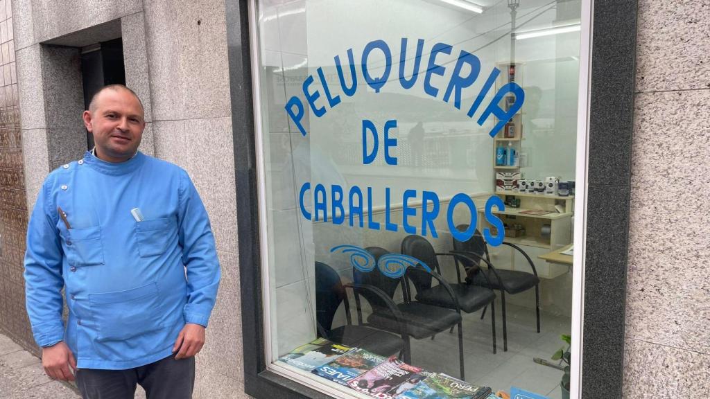 Juan frente a su barbería de Pi y Margall, en Vigo.