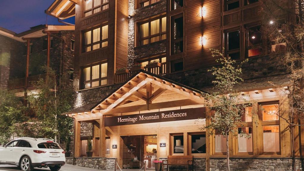 La entrada a las Hermitage Mountain Residences.