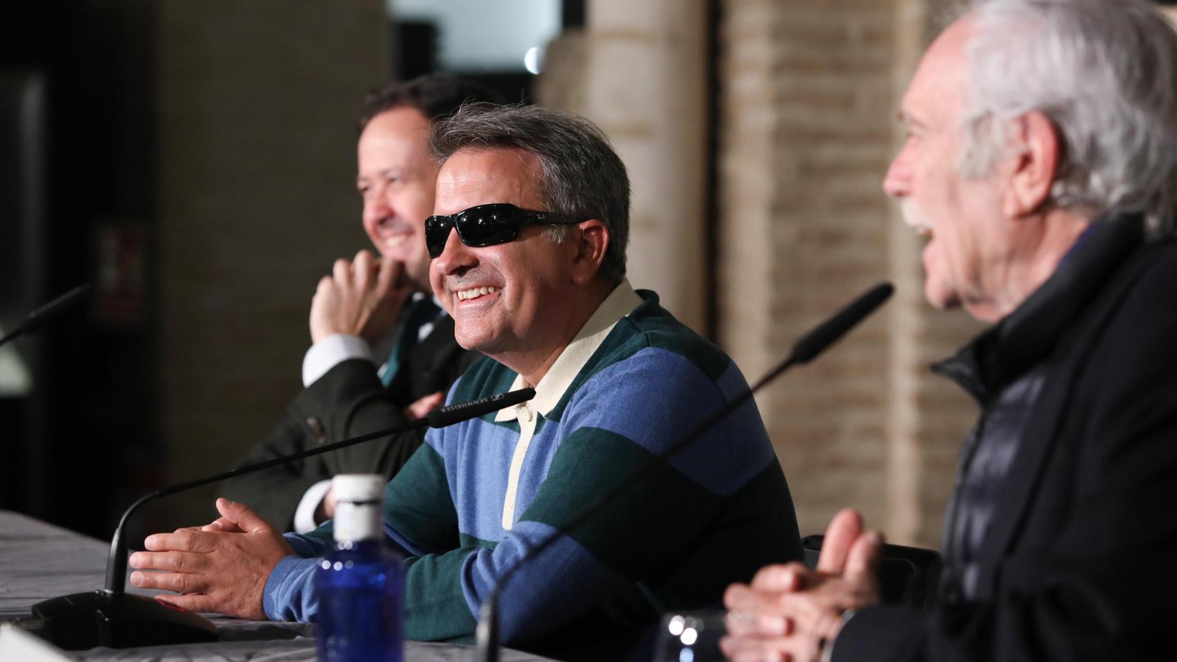 El escritor José Soto Chica flanqueado por el alcalde de Toledo, Carlos Velázquez y por el periodista y escritor José Pérez Henares 'Chani'.