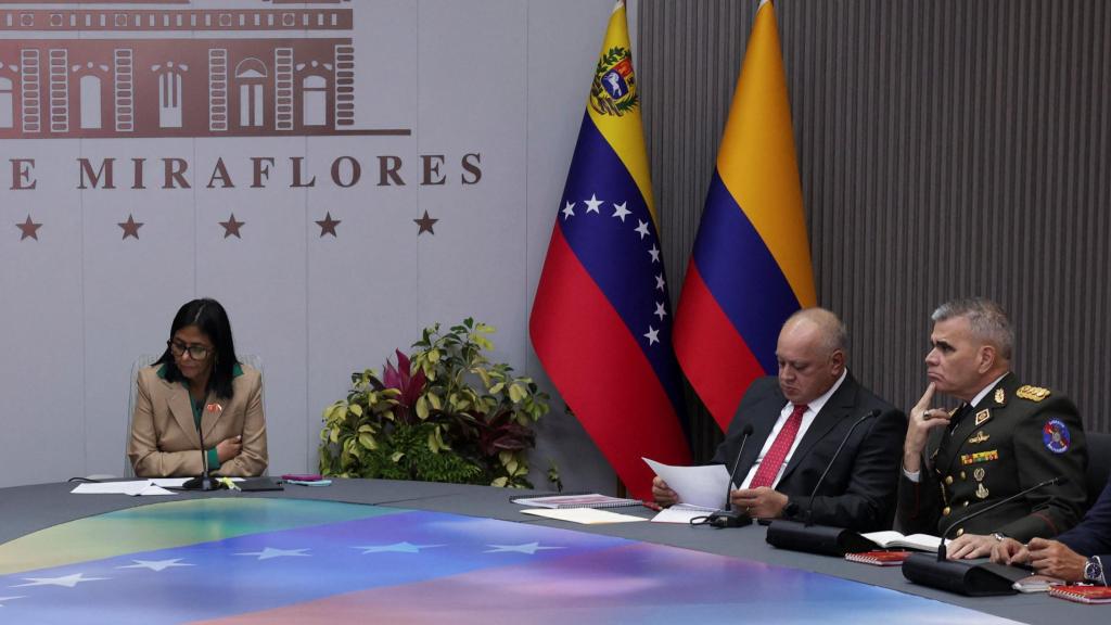 Delcy Rodriguez durante una reunión con su Ejecutivo. En la imagen aparece ella junto al ministro del Interior, Diosdado Cabello, y el ministro de Defensa, Vladimir Padrino Lopez.