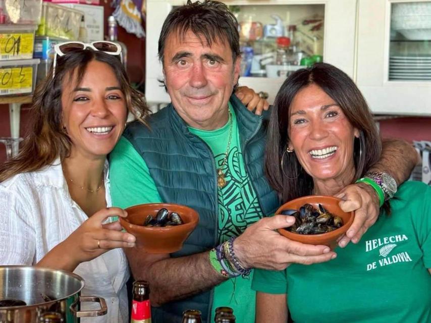 Avelino junto a socias de la asociación.