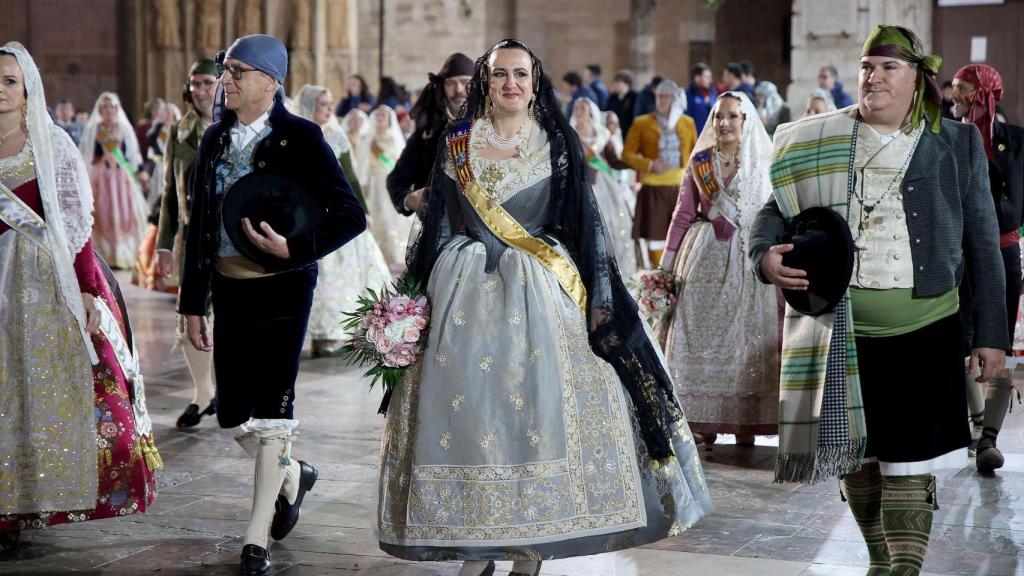La alcaldesa de Valencia, María José Catalá, a su paso por la Mare de Déu. EE
