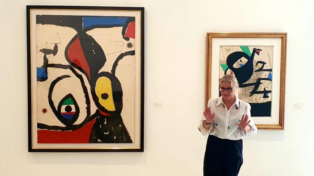 Ester García Guixot durante una de las sesiones en el MACA con sus cuadros de Miró.