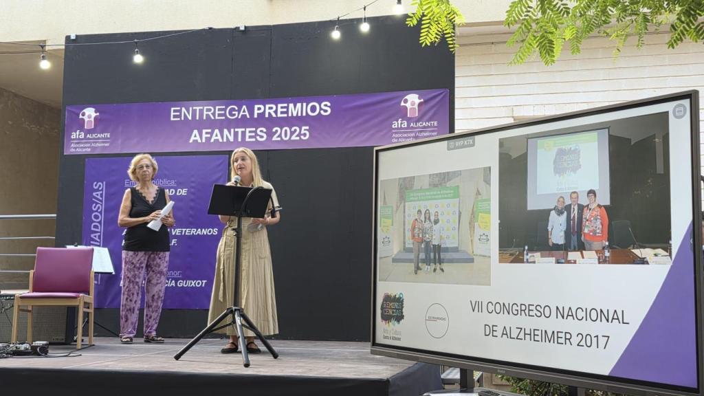 Ester, recibiendo el premio de Afantes.