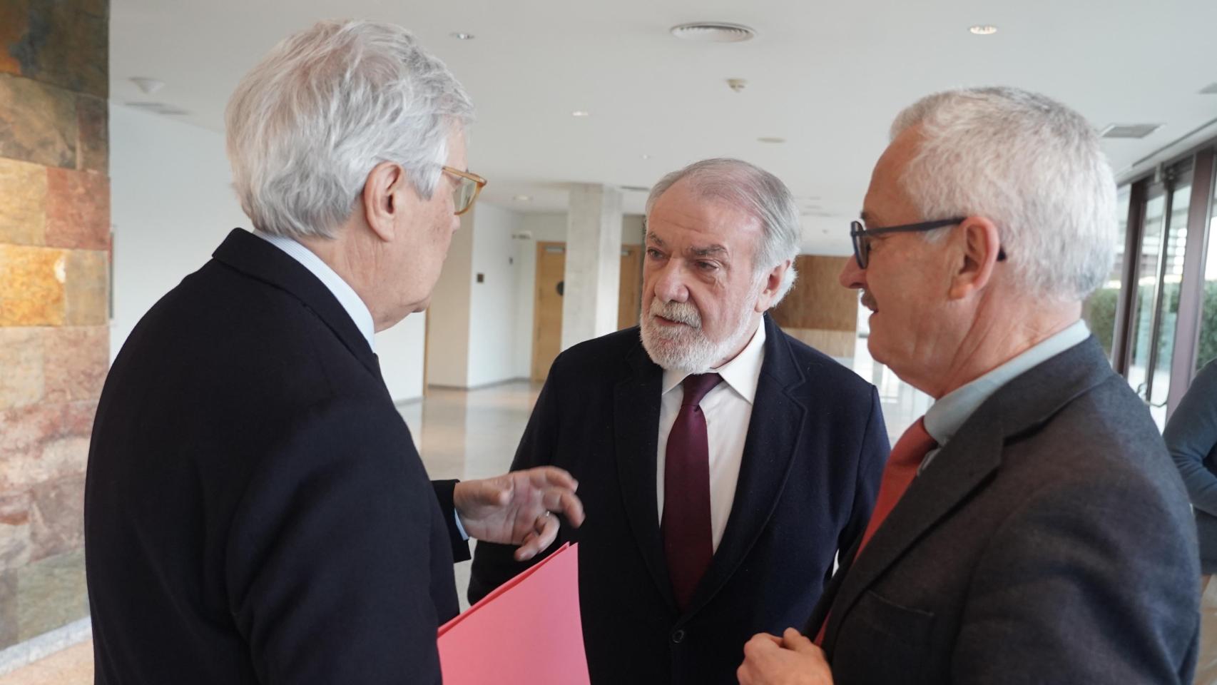 El presidente de la Fundación NEOS y ministro de Interior entre 1996 y 2001, Jaime Mayor Oreja, presenta su último libro: ‘Una verdad incómoda’. Le acompañan Ortega Lara, funcionario de prisiones retirado que permaneció secuestrado 532 días por ETA y el periodista Ernesto Sáenz de Buruaga.
