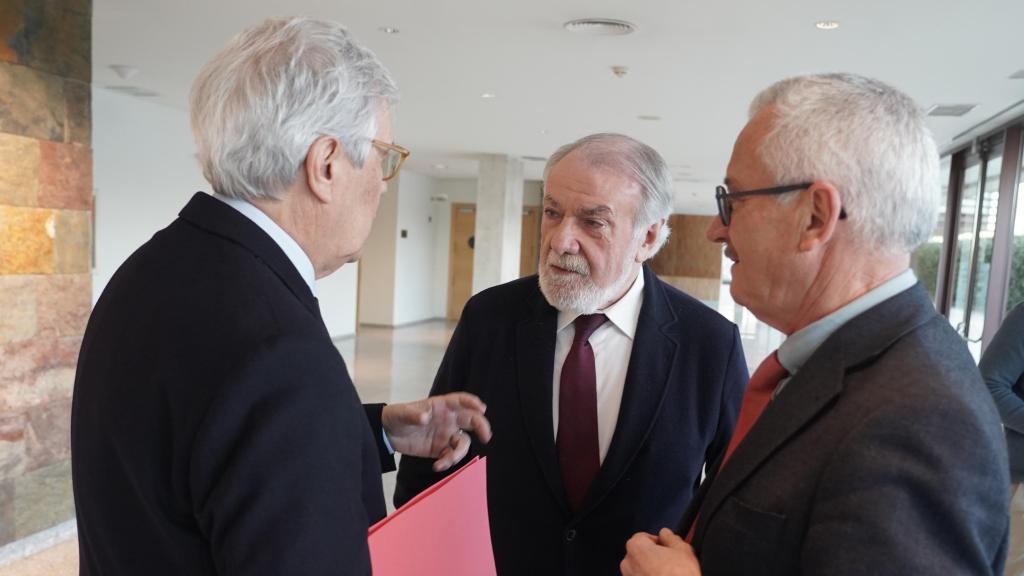 El presidente de la Fundación NEOS y ministro de Interior entre 1996 y 2001, Jaime Mayor Oreja, presenta su último libro: ‘Una verdad incómoda’. Le acompañan Ortega Lara, funcionario de prisiones retirado que permaneció secuestrado 532 días por ETA y el periodista Ernesto Sáenz de Buruaga.