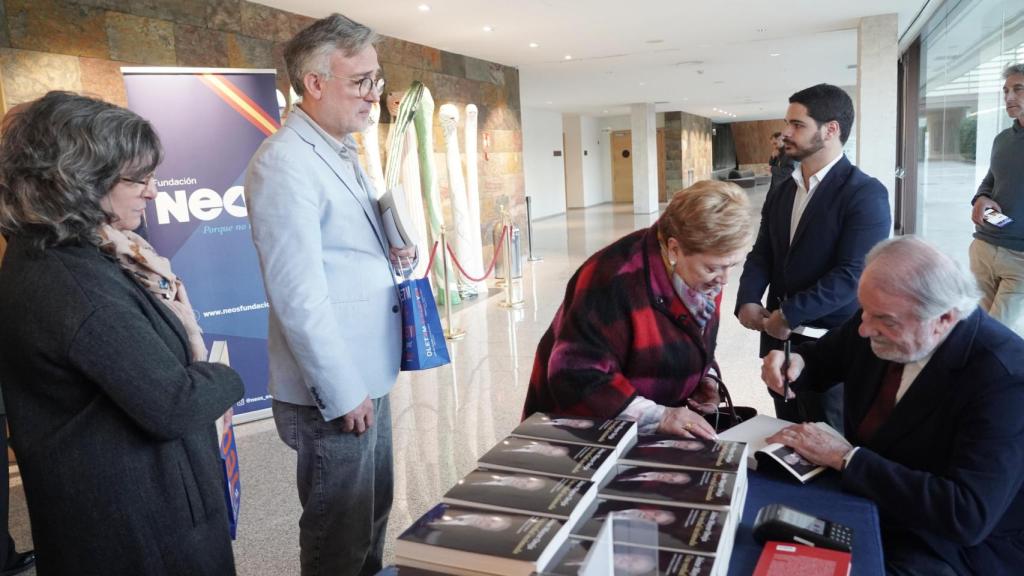 Jaime Mayor Oreja firma ejemplares de su último libro en las Cortes de Castilla y León