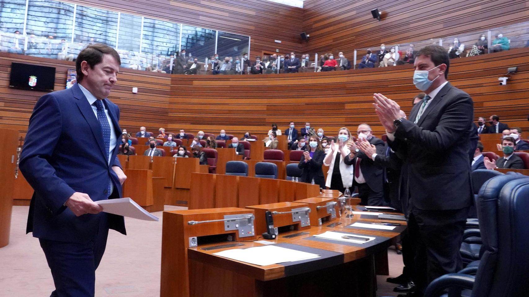 El presidente de la Junta en funciones, Alfonso Fernández Mañueco, durante su última sesión de investidura, el 11 de abril de 2022