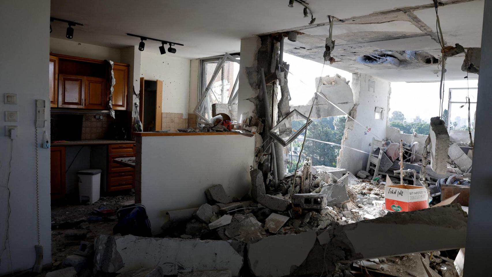 Daños provocados en un edificio de Tel Aviv por el impacto de un misil iraní.