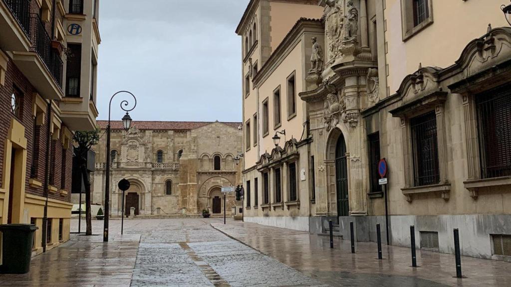 Calle Cid con la Audiencia Provincial de León al fondo