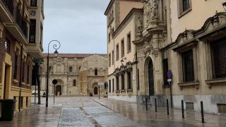 Calle Cid con la Audiencia Provincial de León al fondo