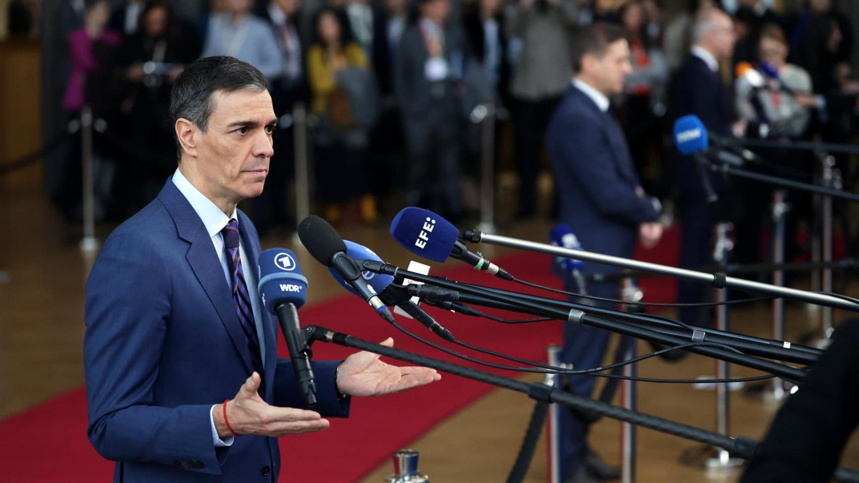Sánchez comparece ante los medios en Bruselas.