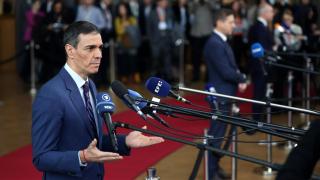 Sánchez comparece ante los medios en Bruselas.