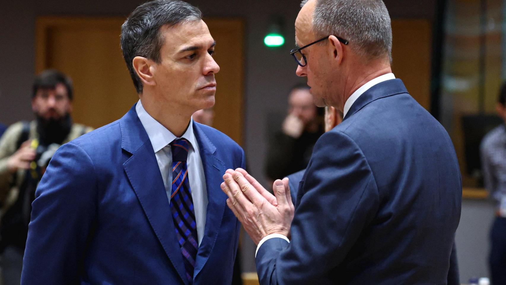 Pedro Sánchez conversa con el canciller alemán, Friedrich Merz, en la cumbre del Consejo europeo en Bruselas.