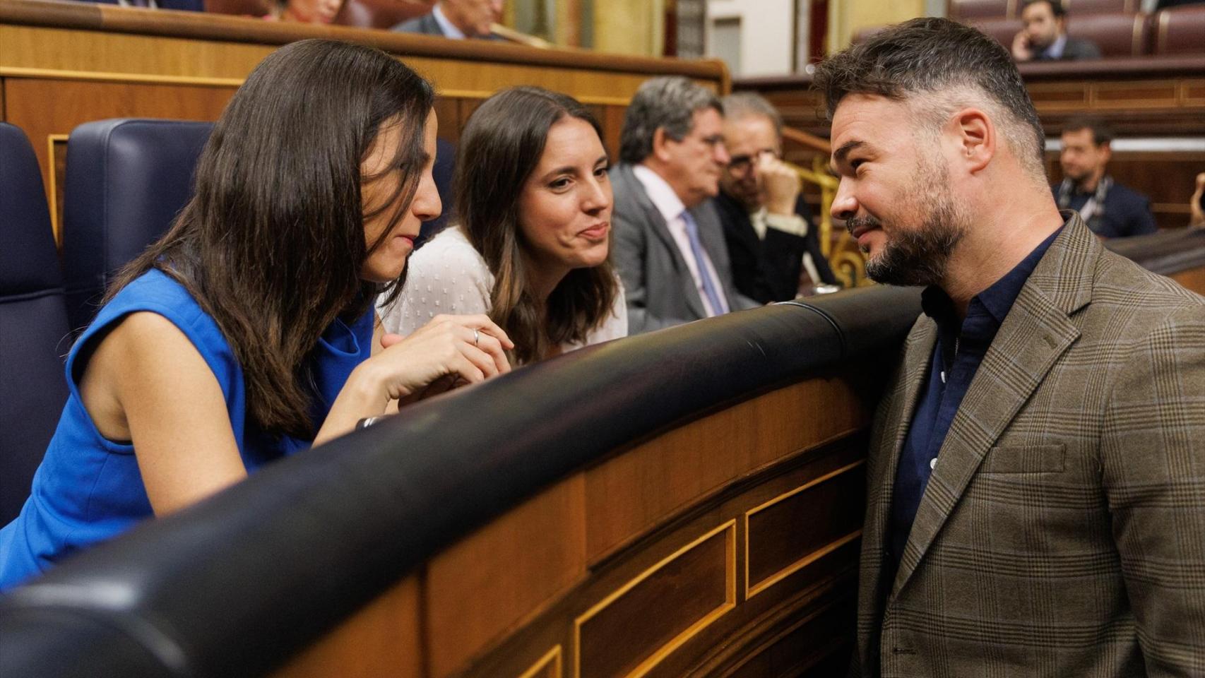 Rufián junto a Irene Montero e Ione Belarra en 2023 en el Congreso.