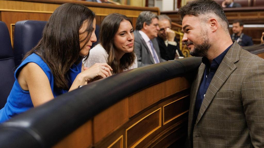 Rufián junto a Irene Montero e Ione Belarra en 2023 en el Congreso.