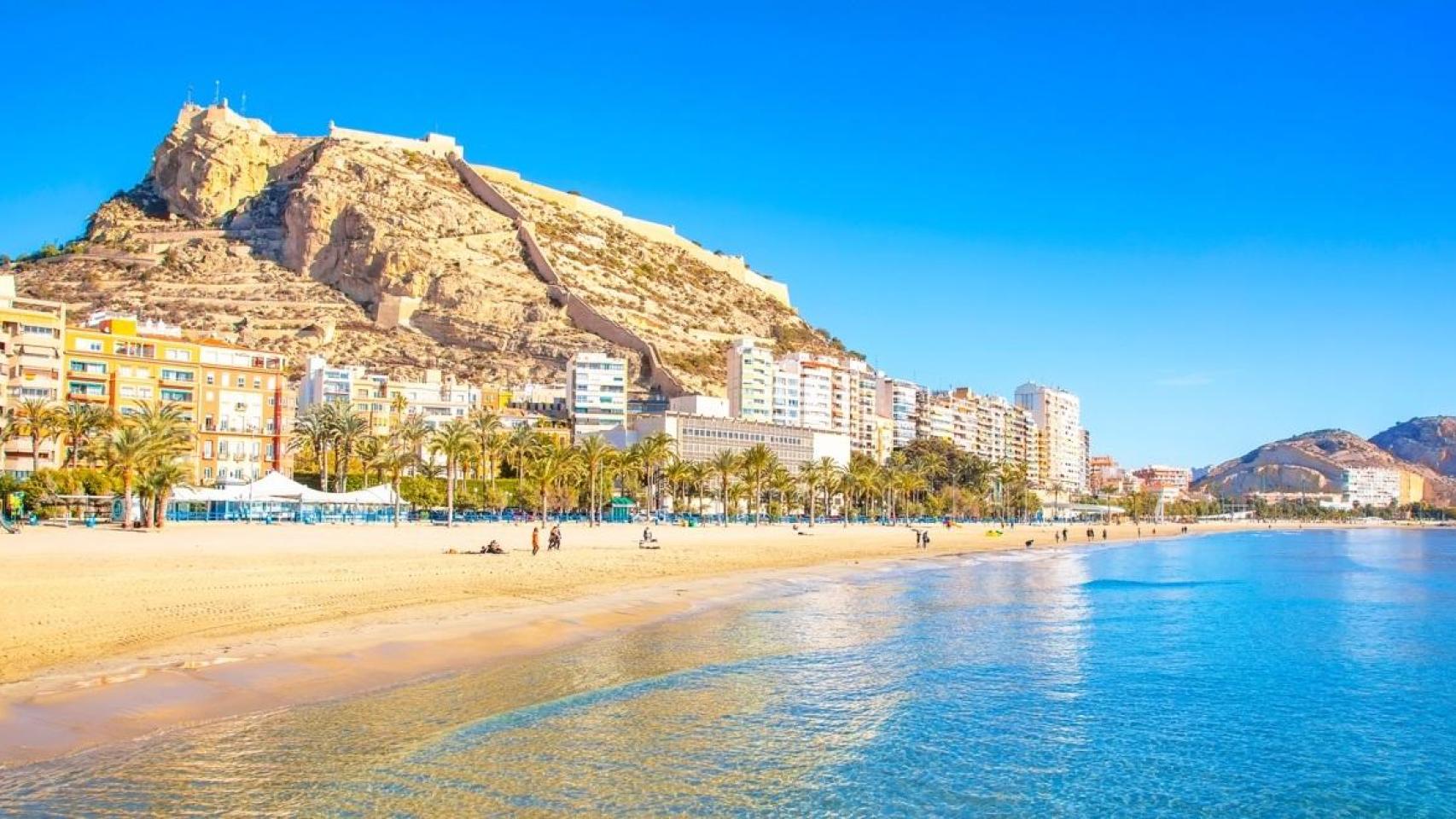 Playa del Postiguet en Alicante, un icono del turismo de 'sol y playa' seguro en tiempos de conflicto.