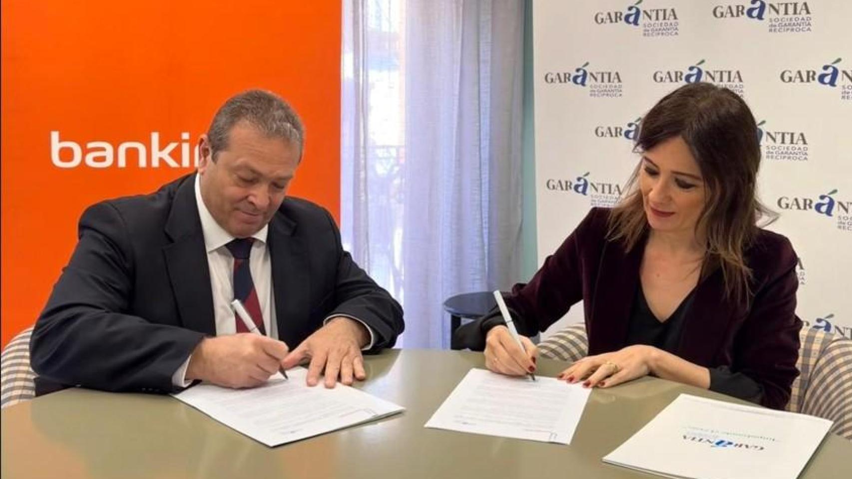 Antonio Vega, director general de Garántia, y Olga Díaz, directora de Organización de Bankinter Andalucía