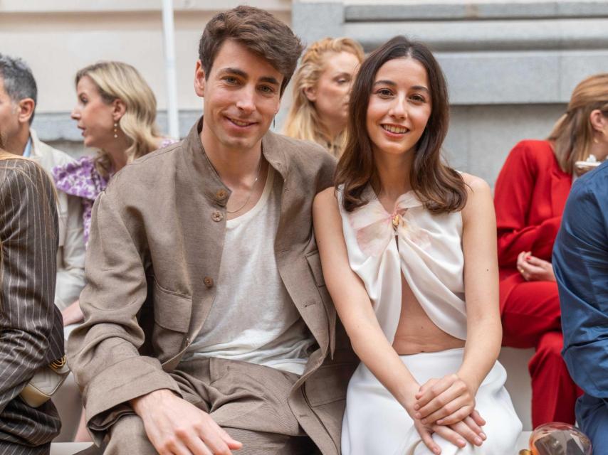 Oriol Cardona junto a la actriz Amaia Aberasturi.