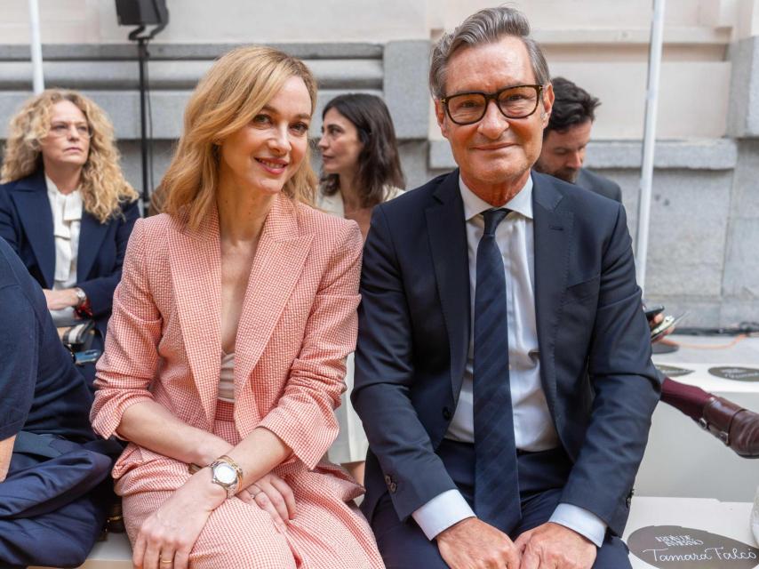 Marta Hazas sentada con Jaume Miquel, CEO de Tendam.