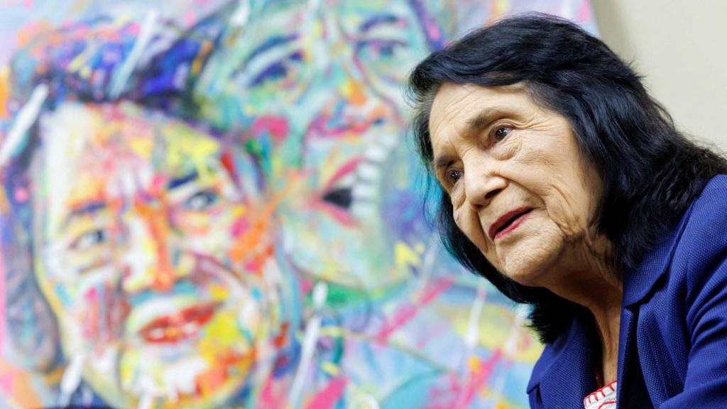 Dolores Huerta in front of the mural that represents her in her Foundation.