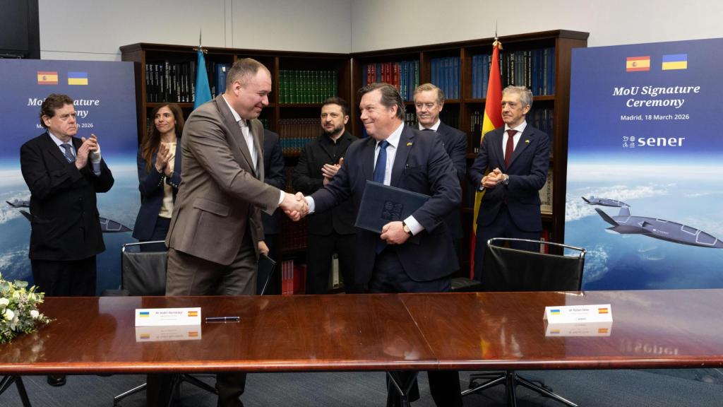 Rafael Orbe, director general de Defensa de Sener, junto a Andrii Navrotskyi, Deputy Director General de State Kyiv Design Bureau, durante la firma del acuerdo de colaboración.