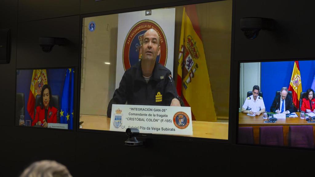 El capitán de fragata Cristobal Colón, Gabriel Pita da Veiga, durante la videoconferencia con la ministra de Defensa, Margarita Robles