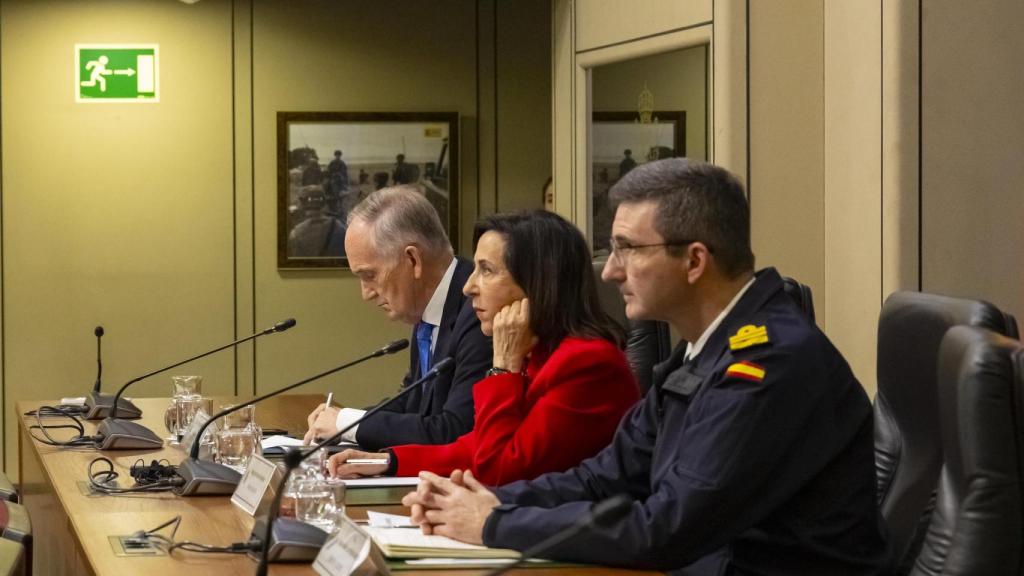 La ministra Margarita Robles, acompañada por el secretario general de Política de Defensa, almirante Juan Francisco Martínez Núñez.