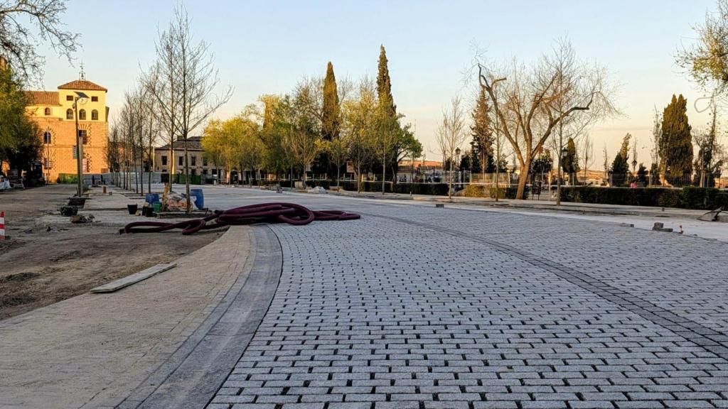 El paseo de la Vega ya está adoquinado, una de los principales cambios respecto a la imagen anterior.