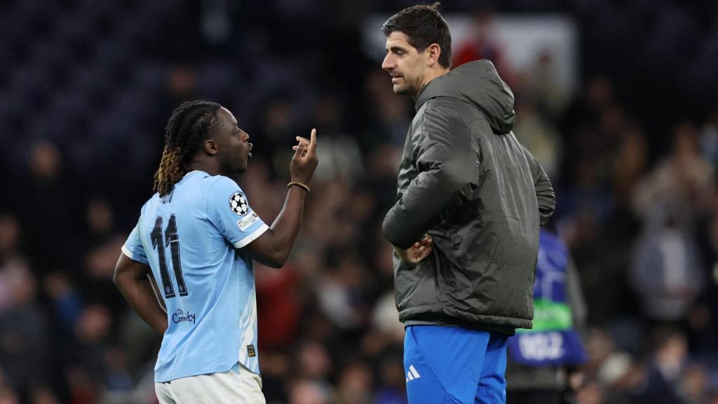 Courtois charla con Doku tras el partido entre Real Madrid y Manchester City.