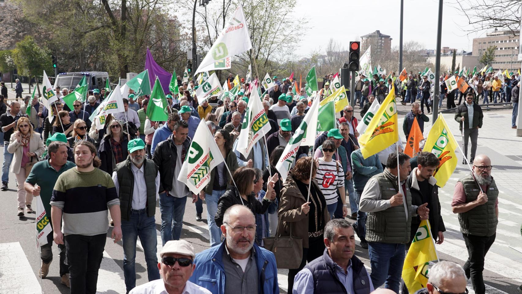 Las organizaciones profesionales agrarias de Castilla y León, Asaja, UCCL y la Alianza UPA-COAG, participan en una concentración y manifestación para denunciar la especulación creciente en el mercado del gasóleo agrícola y los fertilizantes, este miércoles en Valladolid