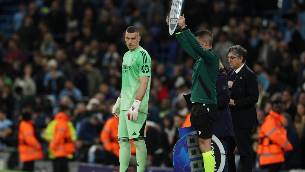 Lunin, waiting to enter the grass to replace Courtois.