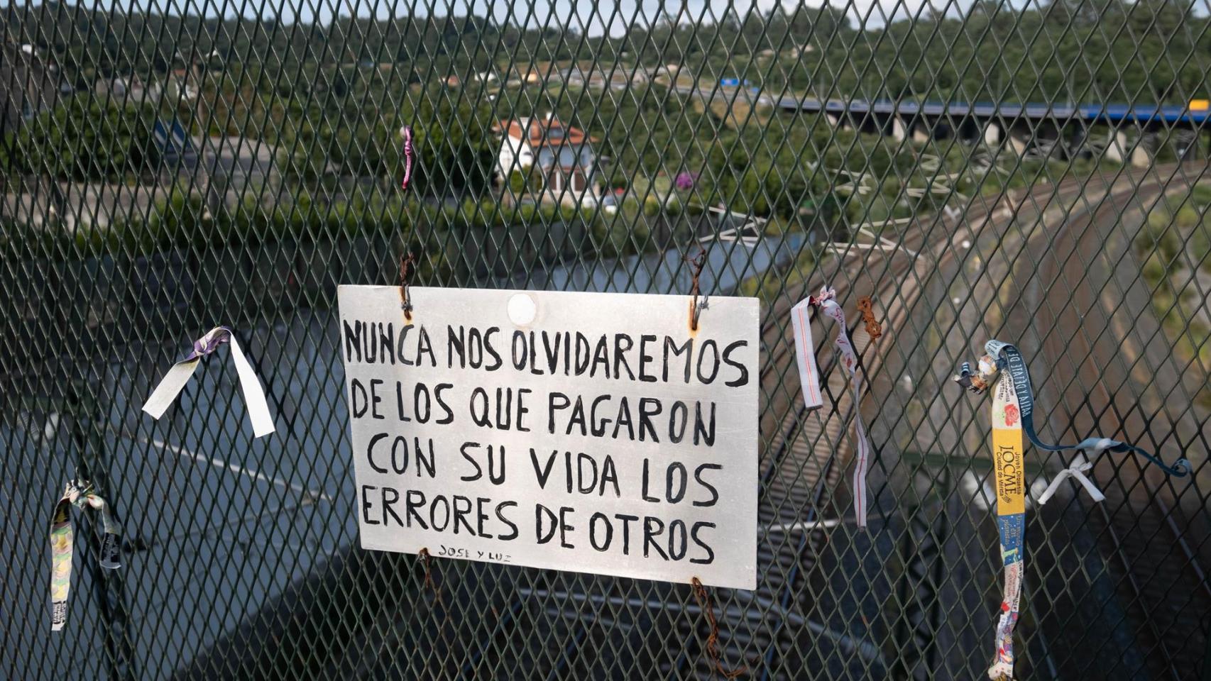 Un cartel en el lugar del descarrilamiento del Alvia durante un homenaje en el barrio de Angrois, en Santiago de Compostela.