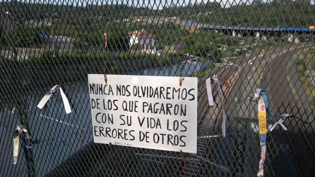 Un cartel en el lugar del descarrilamiento del Alvia durante un homenaje en el barrio de Angrois, en Santiago de Compostela.