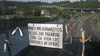 Un cartel en el lugar del descarrilamiento del Alvia durante un homenaje en el barrio de Angrois, en Santiago de Compostela.