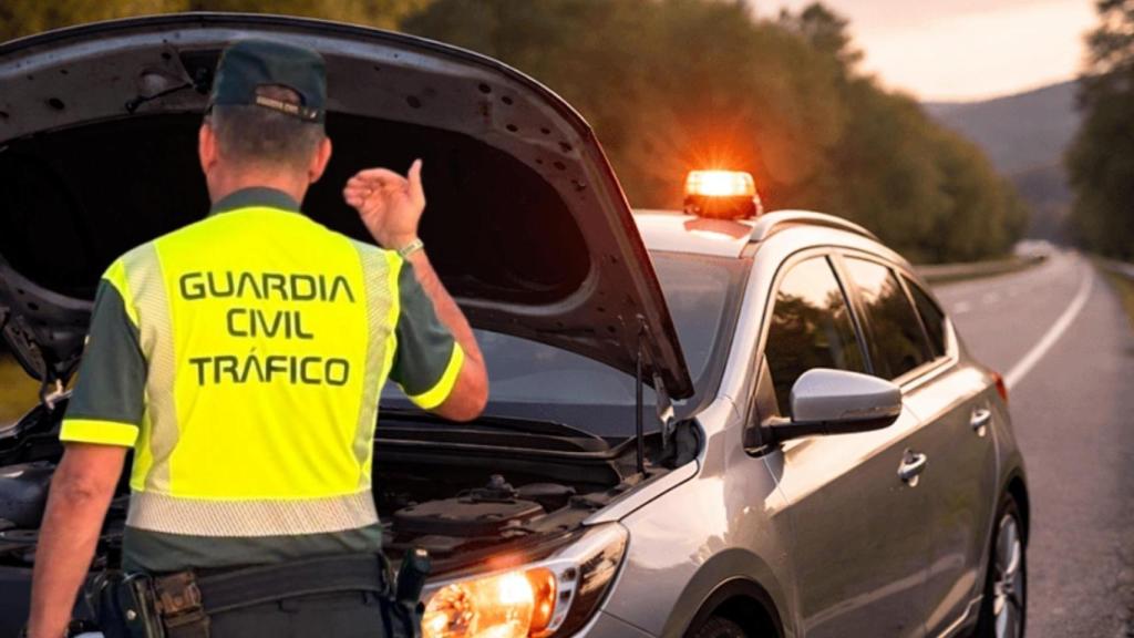 Un agente de tráfico de la Guardia Civil y un coche con una baliza V-16.