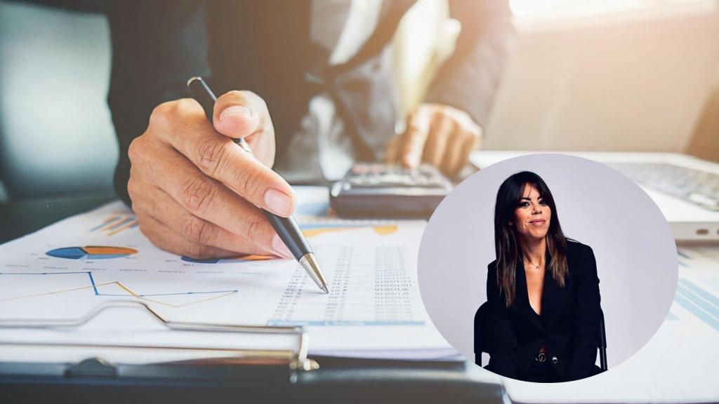 Montaje de Laura Encina con una persona revisando datos.