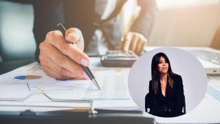 Montaje de Laura Encina con una persona revisando su declaración de la Renta.