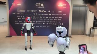 Dos robots humanoides en el pabellón ADA Auditorium de CTX Tech Experience este 19 de marzo.