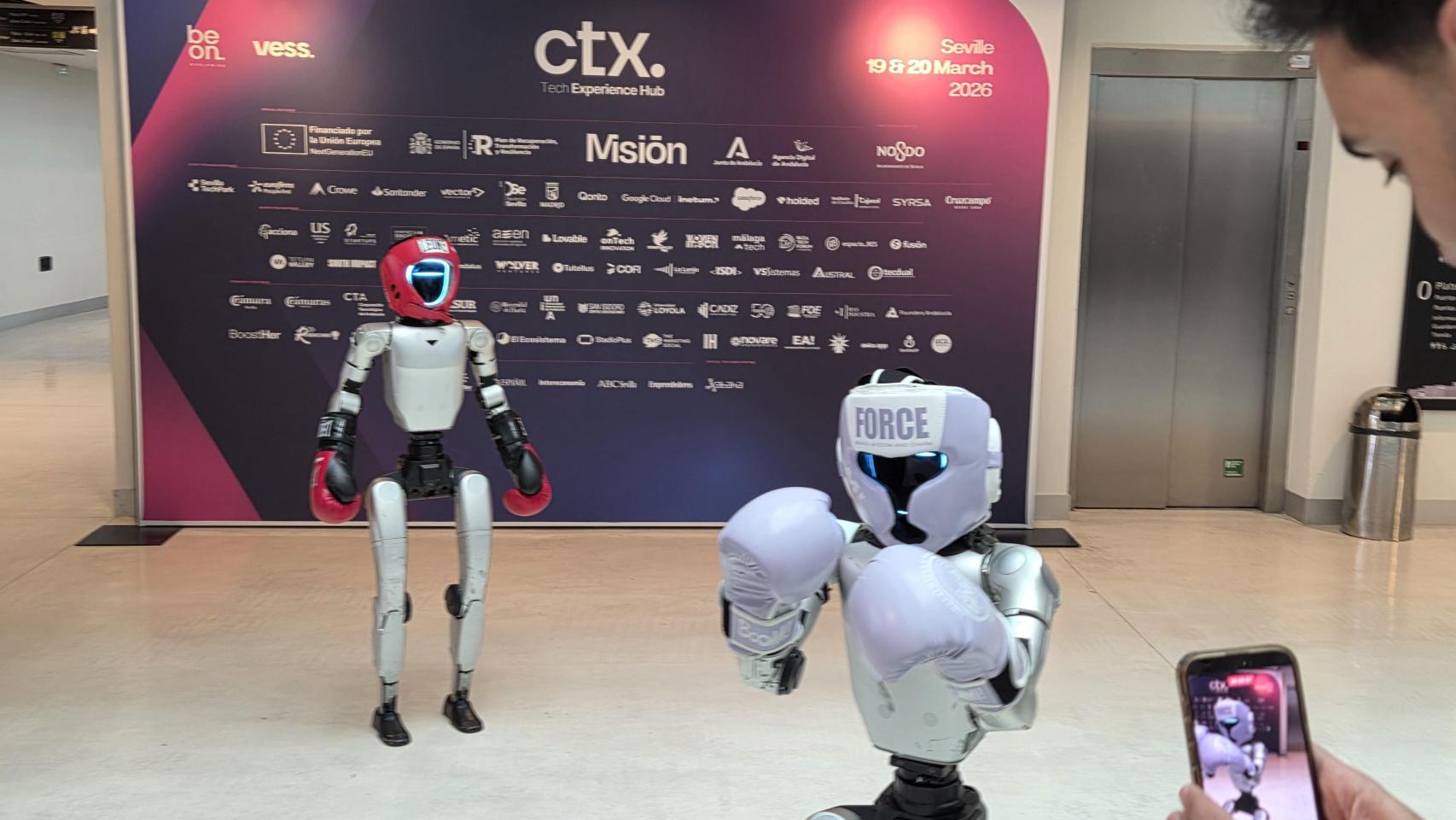 Dos robots humanoides en el pabellón ADA Auditorium de CTX Tech Experience este 19 de marzo.