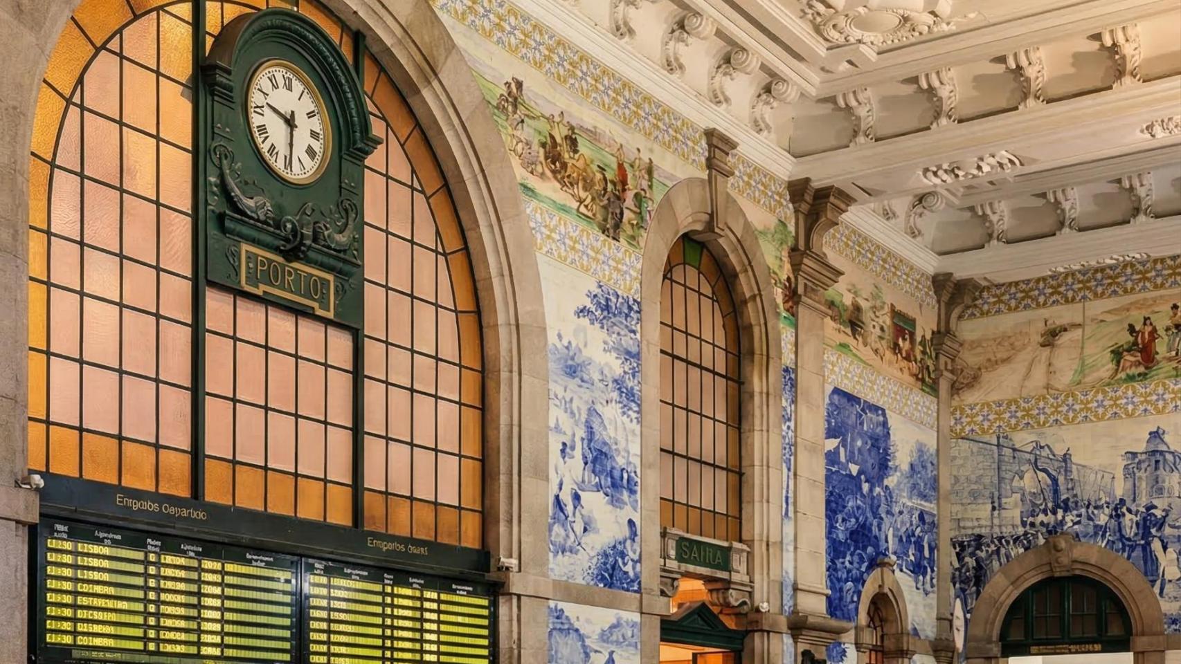 El interior de la estación de tren de São Bento, en Oporto (Portugal).