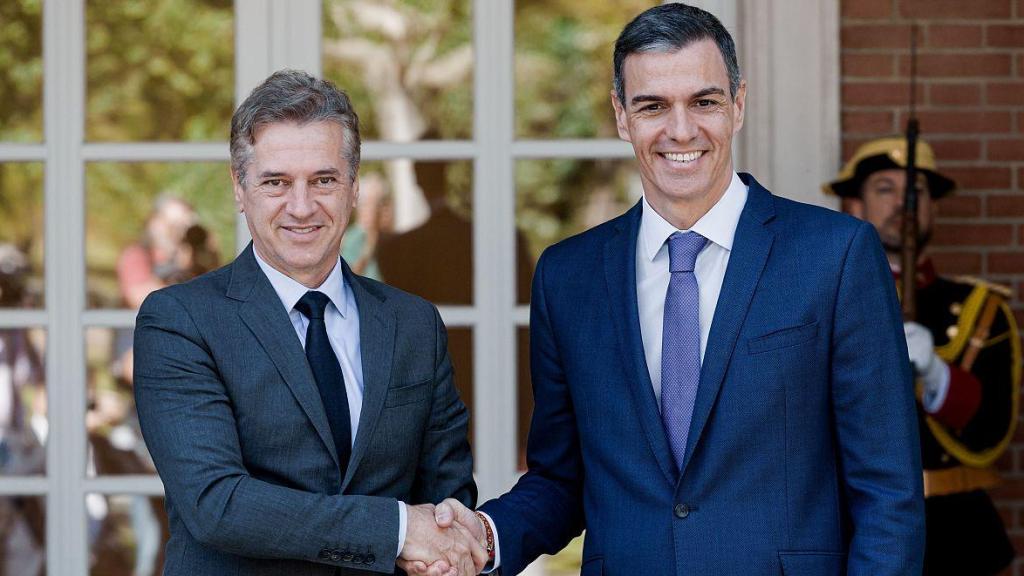 Pedro Sánchez with the Slovenian Prime Minister Robert Golov, on a visit to the Moncloa.