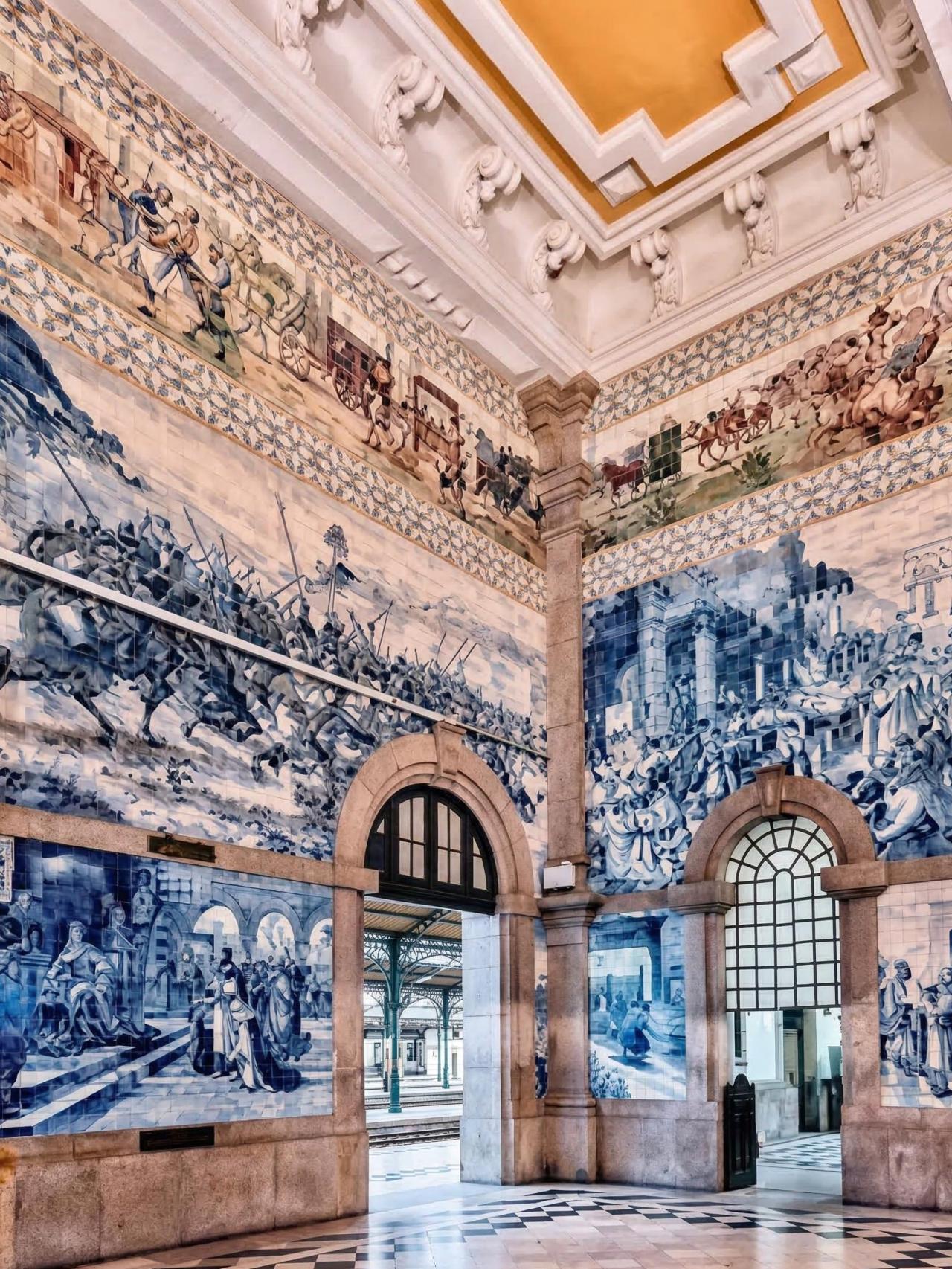 El interior de la estación de tren de São Bento, en Oporto (Portugal).