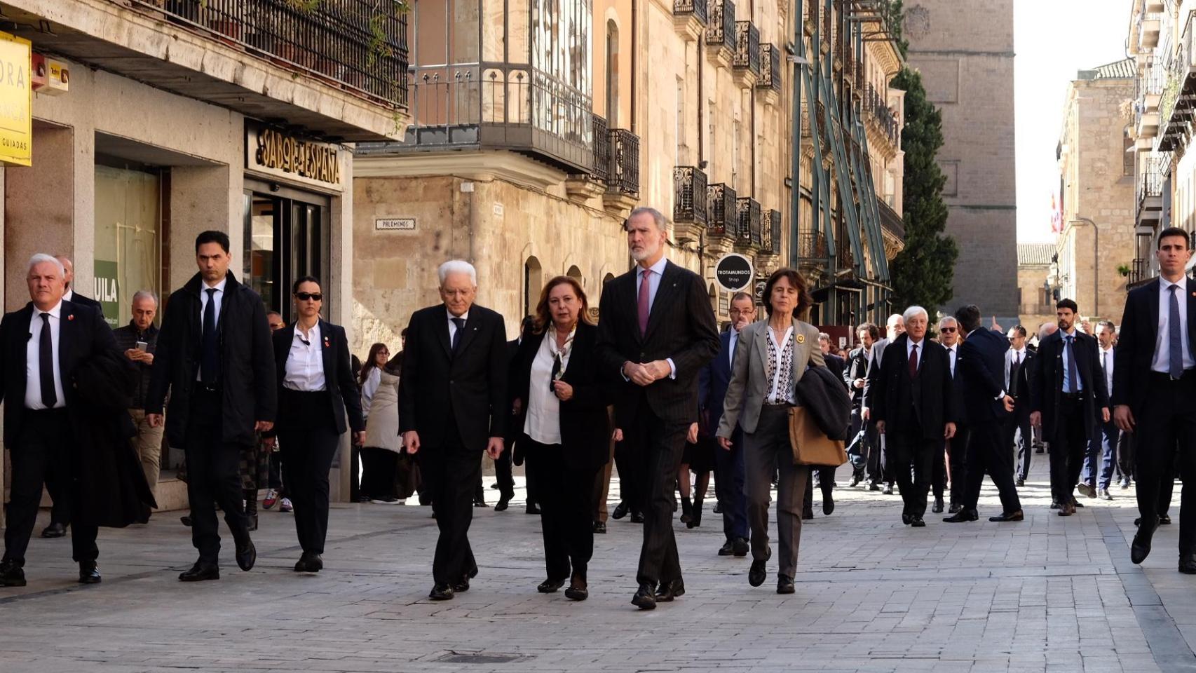 Felipe VI y Sergio Matarella paseando por la Rúa Mayor de Salamanca.