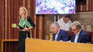 De izquierda a derecha Cristina Peláez, portavoz municipal de Vox; José Luis Sanz, alcalde de Sevilla y Juan Bueno, delegado de Hacienda.