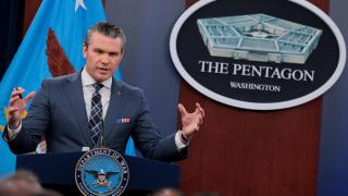 El Secretario de Defensa de los Estados Unidos, Pete Hegseth, y el Presidente del Estado Mayor Conjunto, el general Dan Caine, ofrecen una conferencia de prensa en el Pentágono.